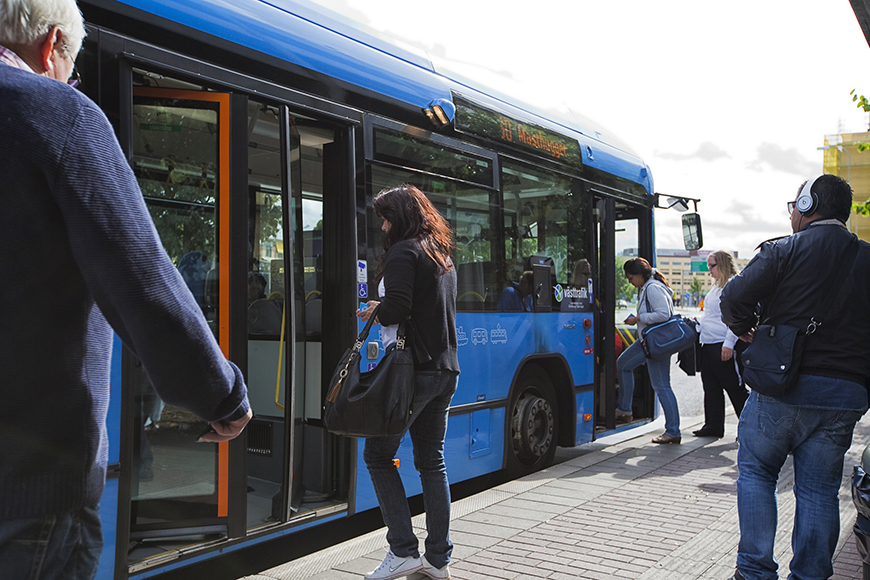 Kvinna stiger på buss