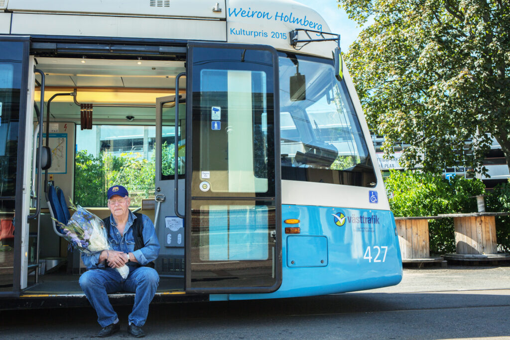 Weiron Holmberg sittandes i spårvagn under prisceremonin
