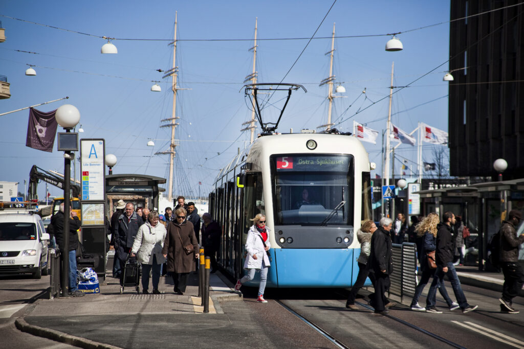Spårvagn med passagerare som kliver av
