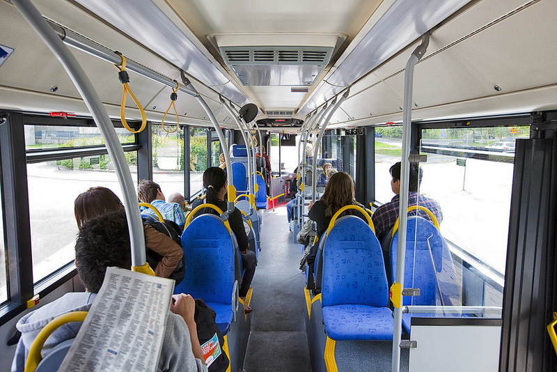 Resenärer på buss