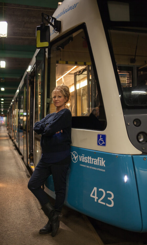Anna Mannheimer poserar framför spårvagn