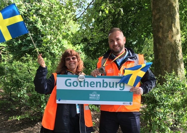Spårvagnsförarna Karin Calvert och Robert Baltarius håller i en skylt med texten 