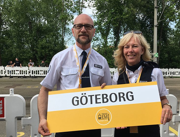 spårvagnsförarna Drazen Komljenovic och Annika Gunnarsson håller i en skylt med texten 