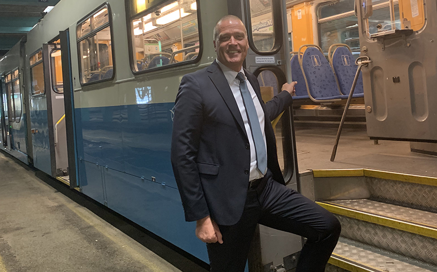 Hans Nillson på väg in i spårvagn