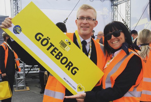 Regina Hansson och Ola Sandberg håller upp skylt med texten 