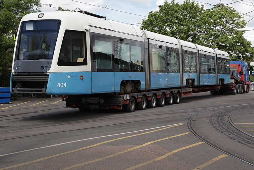 Spårvagn av modell M32 lastas ovanpå lastbil