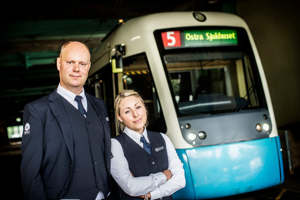 Spårvagnsförare intill spårvagn