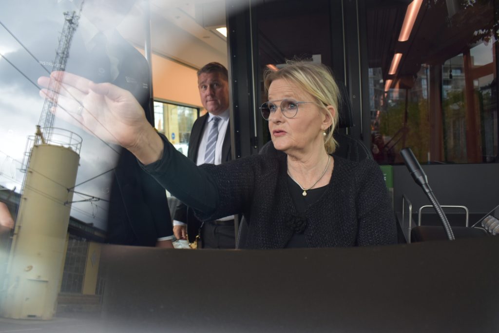 Sissela Kyle när hon kör spårvagn