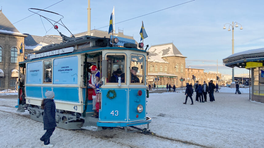 Ringlinien - julklappsvagnen under en solig vinterdag