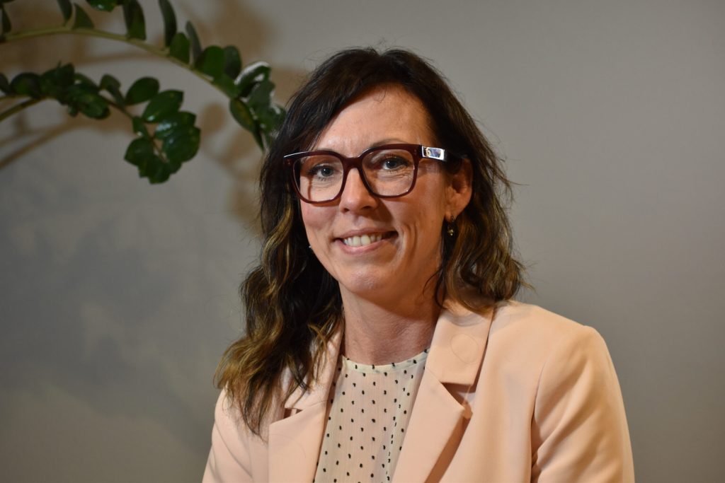 Linda Rudenvall i glasögon och en beige kavaj