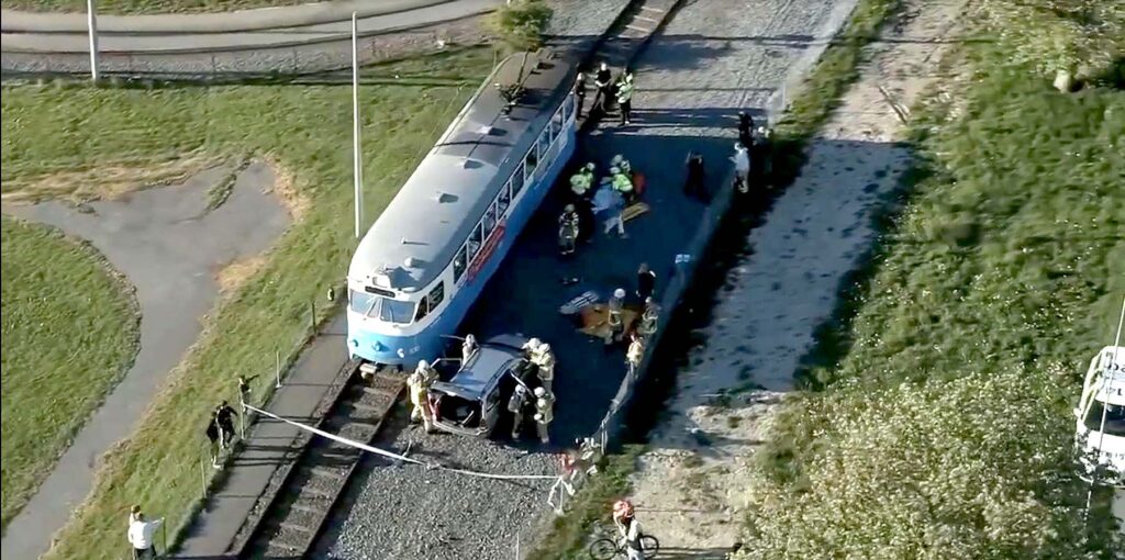 Bild på en olycka, en krock mellan spårvagn och personbil