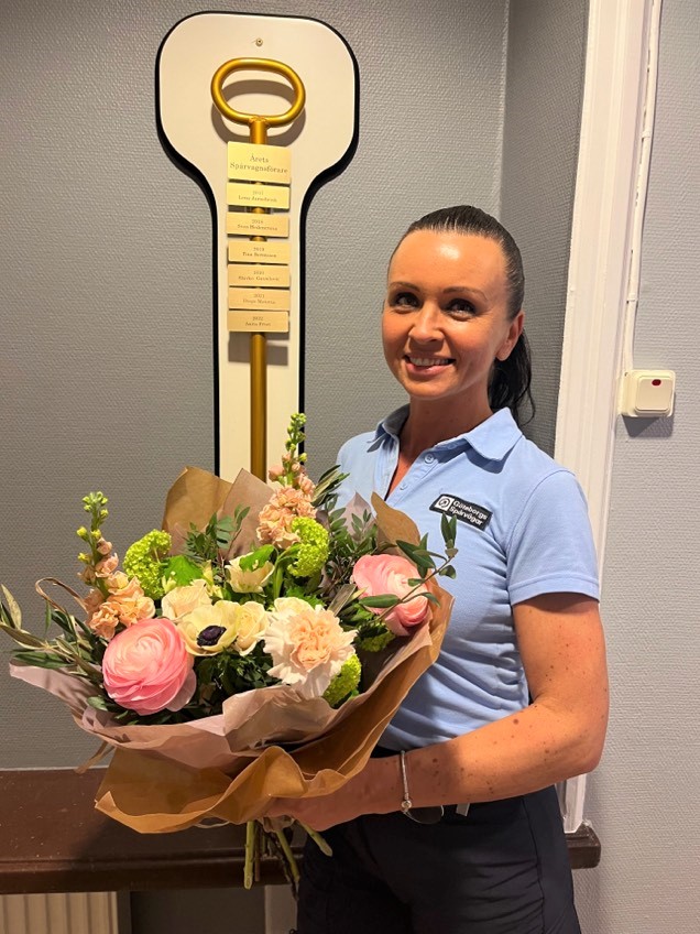 Anita Frost med blommor i handen