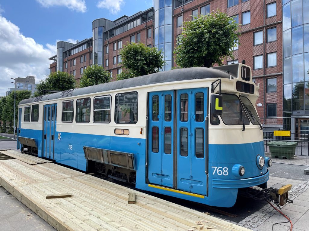 En gammal spårvagn som byggs om