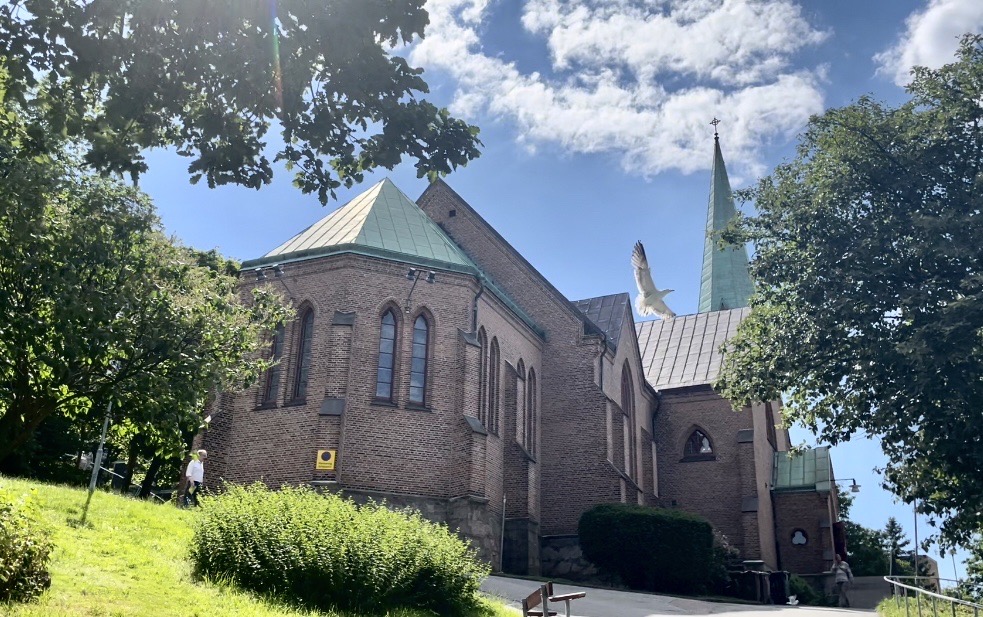 En kyrka under en solig dag