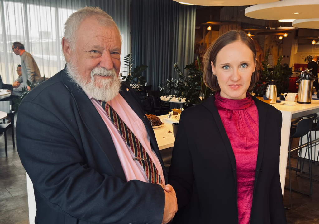 Johanna Hector Lund och Stefan Olinder skakar hand