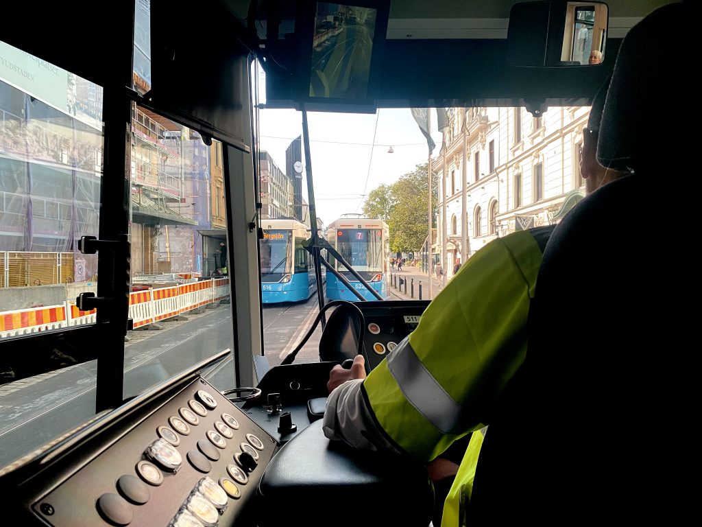 Bild från förarhytten strax innan hållplats Brunnsparken